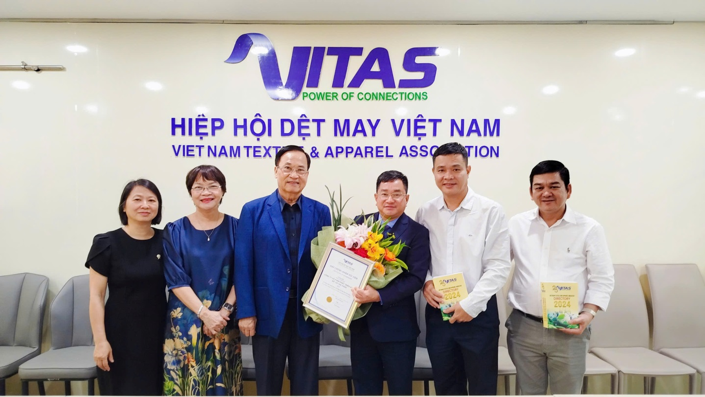 IDTT ĐƯỢC TRAO GIẤY CHỨNG NHẬN HỘI VIÊN MỚI CỦA HIỆP HỘI DỆT MAY VIỆT NAM