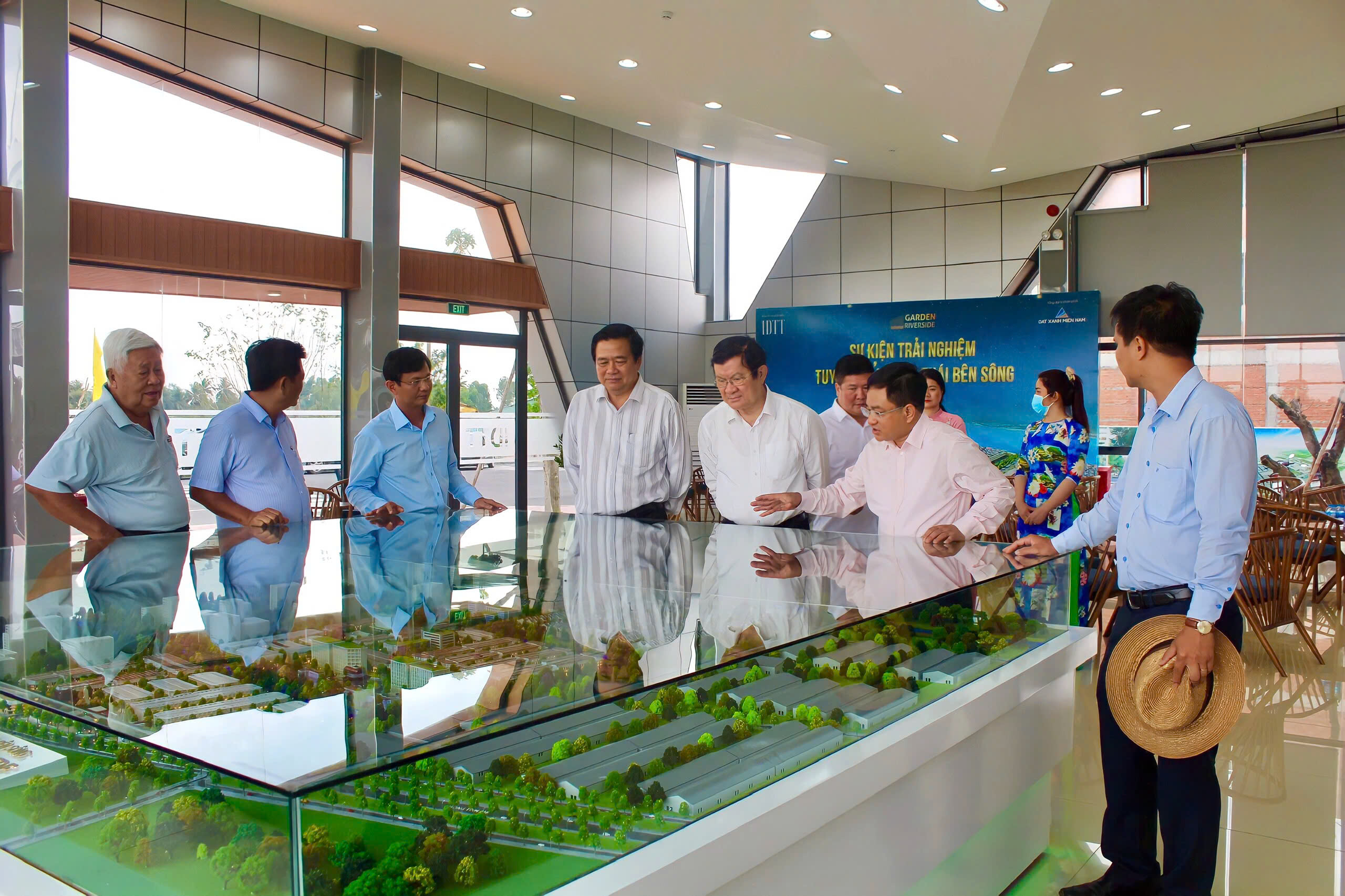 Nguyên Chủ Tịch Nước Trương Tấn Sang Đến Thăm Dự Án Khu Công Nghiệp Thủ Thừa