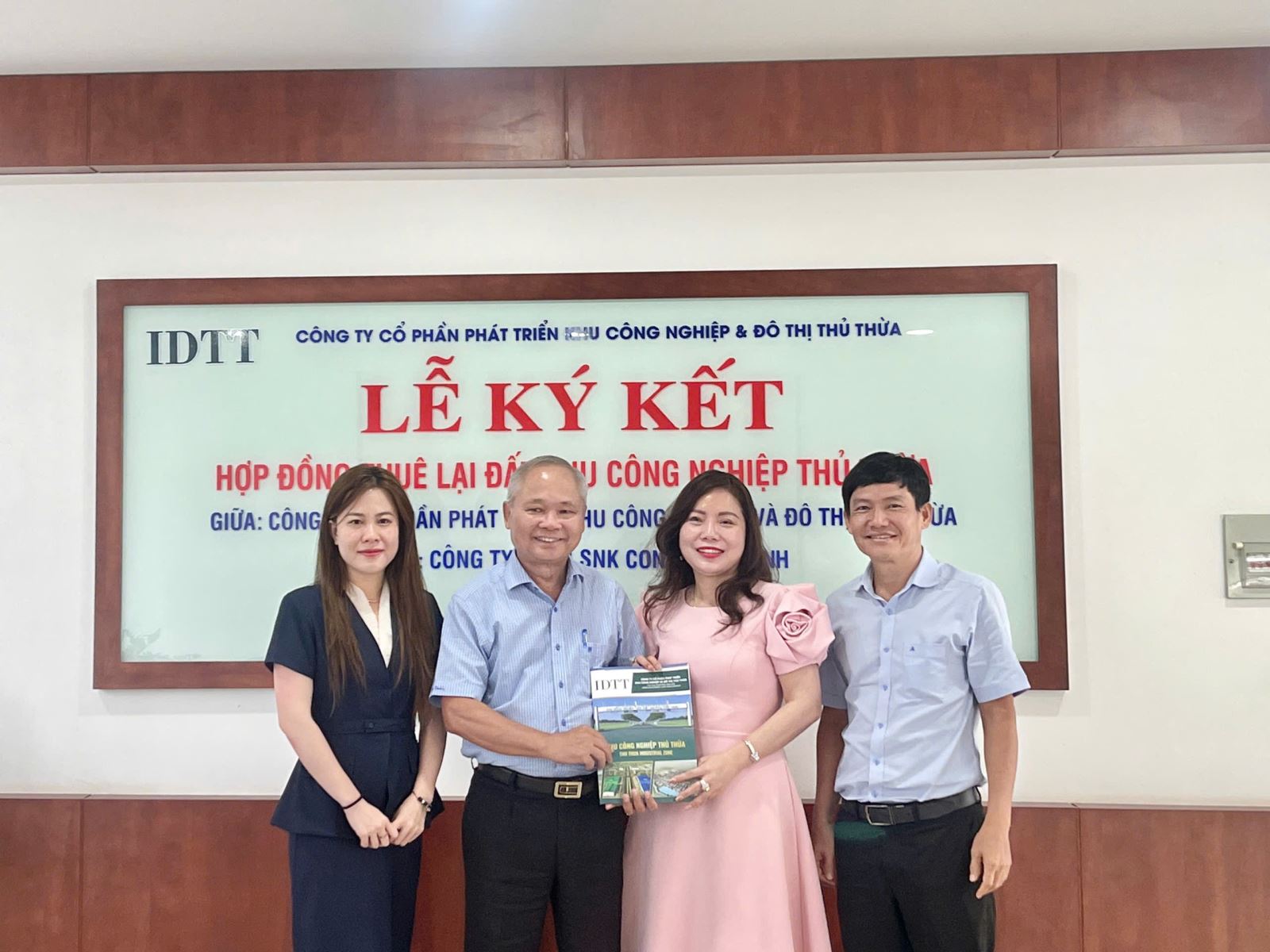 IDTT KÝ KẾT HỢP ĐỒNG THUÊ ĐẤT VỚI CÔNG TY TNHH SẢN XUẤT THƯƠNG MẠI XNK CON NGỰA XANH