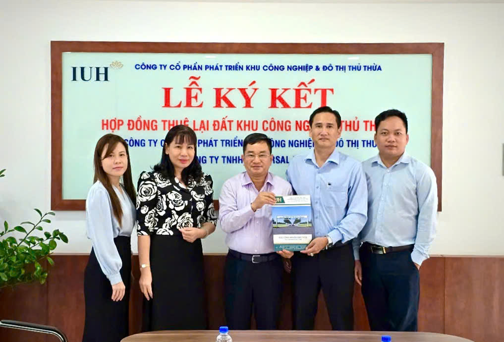 IUH KÝ KẾT HỢP ĐỒNG THUÊ ĐẤT VỚI CÔNG TY TNHH UNIVERSAL FERTILIZER