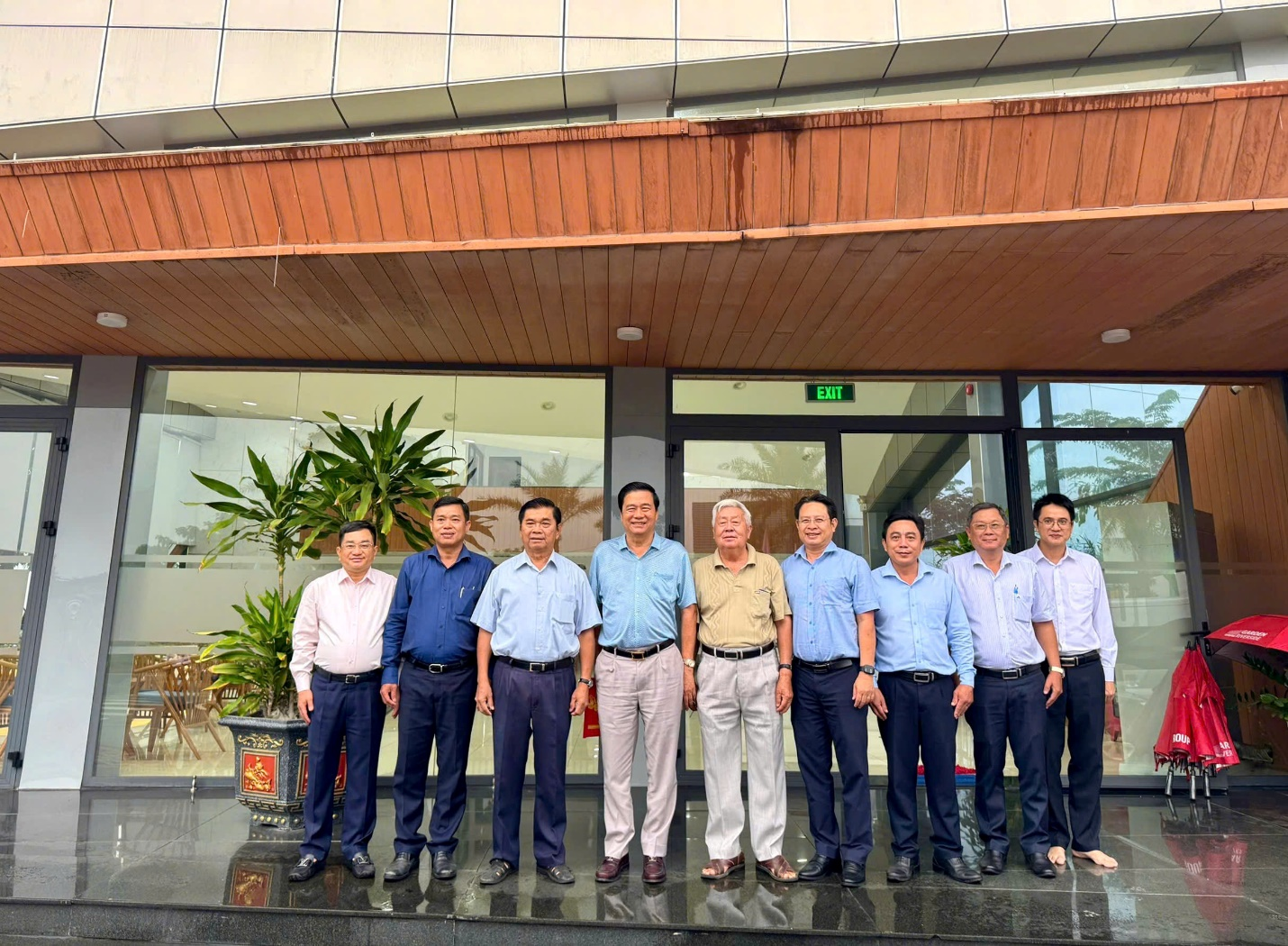 CÁC ĐỒNG CHÍ NGUYÊN LÀ LÃNH ĐẠO TỈNH ĐẾN THĂM DỰ ÁN IUH ĐẦU TƯ TRÊN ĐỊA BÀN HUYỆN THỦ THỪA, TỈNH LONG AN